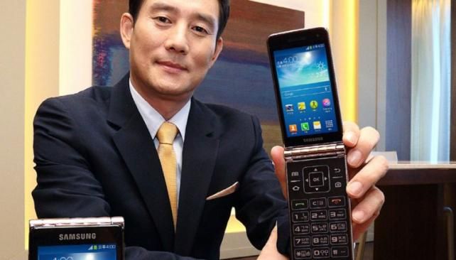 Nueva tendencia: gurúes empresariales vuelven a usar los celulares con tapa