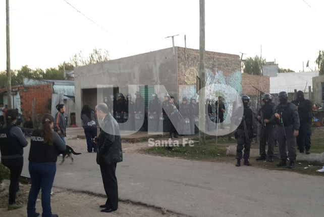 Más de 200 policías desembarcaron en barrio Centenario para realizar un megaoperativo.