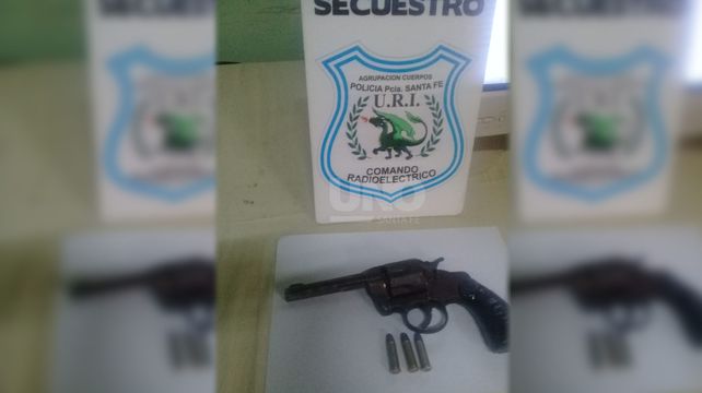 El arma secuestrada durante el procedimiento.
