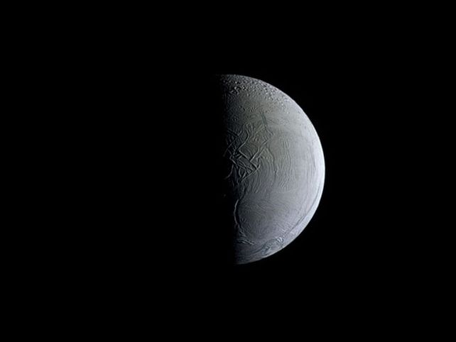 Las primeras imágenes a todo color de Saturno y sus lunas