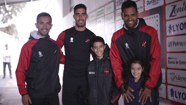 Los niños que se emocionaron en la tribuna conocieron a los jugadores de Patronato