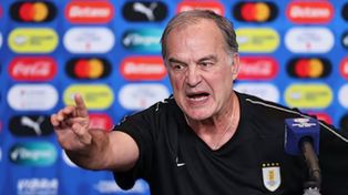 Marcelo Bielsa afronta su momento más tenso desde que está al frente de la selección de Uruguay.