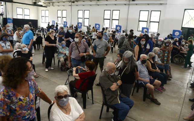 En imágenes: comenzó la vacunación a mayores de 90 años en la ex Rural