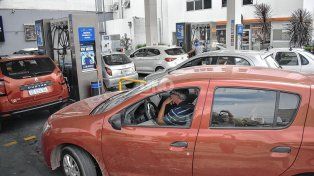 Largas colas en las estaciones de servicio ante un posible aumento del combustible