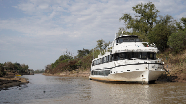 El barco Ciudad de Rosario no puede salir del Charigüé por la bajante del río Paraná.