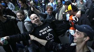Un cumpleaños citado por Facebook armó una pelea campal en Holanda