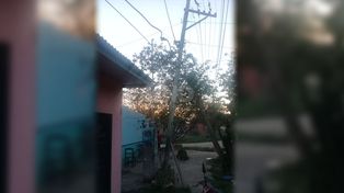 Vecinos de Loyola Sur atan los postes de luz con alambre
