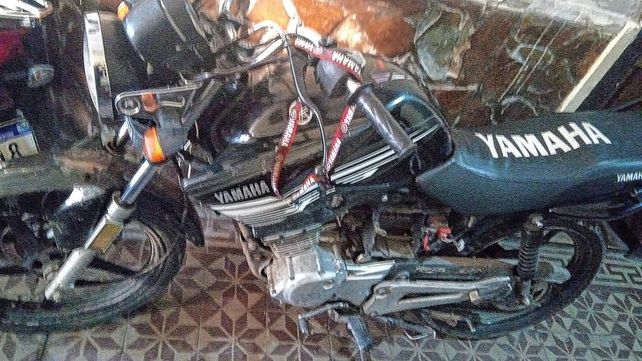 Lo detuvieron por robar la moto de un repartidor, tenía un arma de guerra y pedido de captura