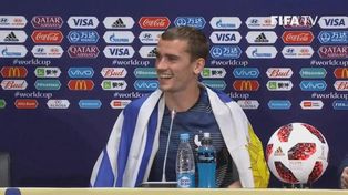 Alma charrúa: Griezmann dio la conferencia con la bandera de Uruguay en su espalda