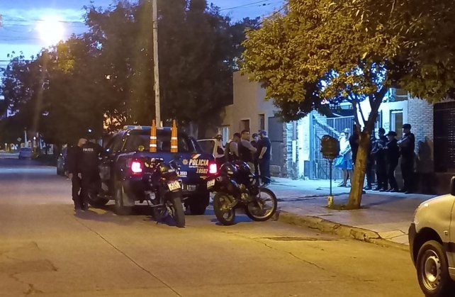 Horror en Fomento 9 de Julio: hallan restos humanos en la plaza Escalante y allanan una vivienda