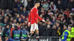El delantero Cristiano Ronaldo se va del Manchester United y podría ir a Chelsea.