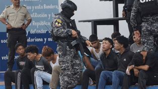 La policía de Guayaquil presenta en su cuartel a los jóvenes identificados como atacantes del canal TC Televisión.