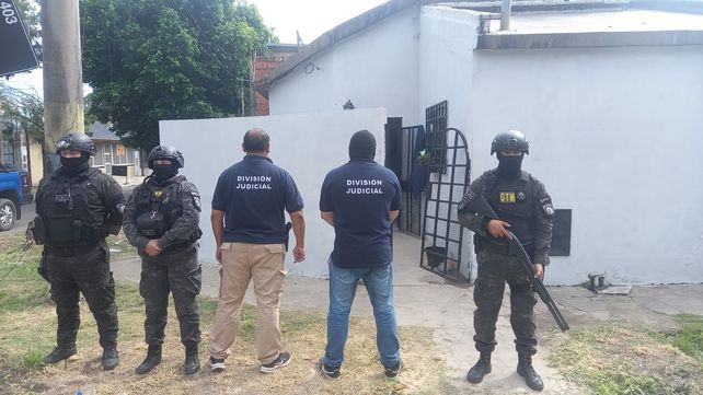 La casa allanada en busca del extorsionador.