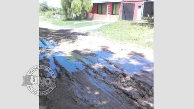 En Padre Kolbe se quejan por un desborde cloacal y calles en mal estado