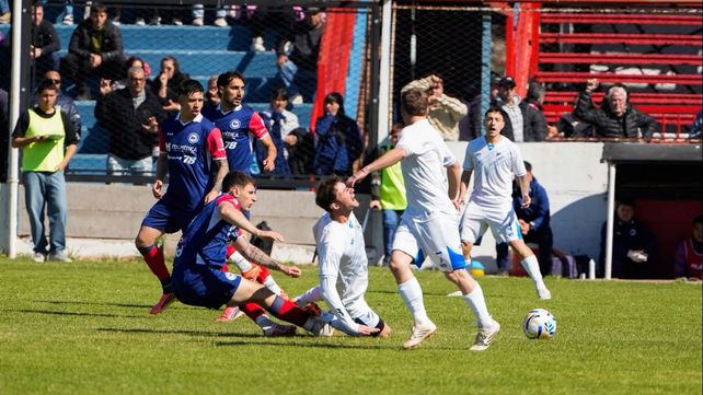 El clásico en el Gabino Sosa se juega con pierna fuerte.