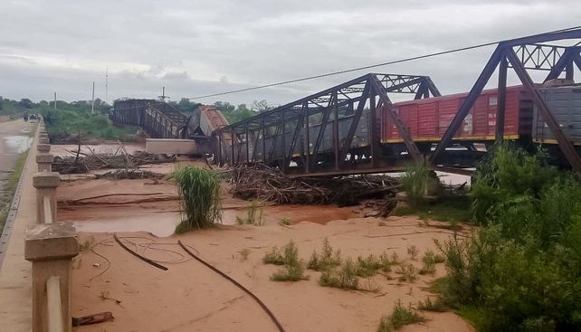 Un puente colapsó en Salta justo cuando pasaba un tren