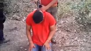 Sicarios se divierten viendo pelear a dos hombres antes de ejecutarlos