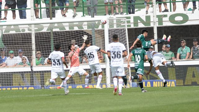 Un suplicio. La pelota que cabeceó Torres se mete arriba. Fue el primer gol del verde.