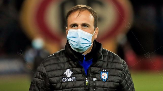 Querido. Luvera se ganó rápido el cariño de los hinchas de Huachipato. El DT rosarino clasificó al acerero a la Sudamericana.&nbsp;