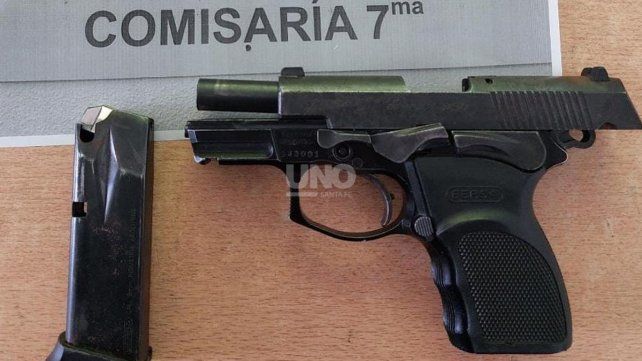 Tiene 17 años, golpeó y amenazó a su novia de 16 con un arma y fue detenido Tiene 17 años, golpeó y amenazó a su novia de 16 con un arma y fue detenido
