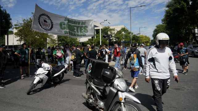 Reclamo de justicia por colega detenido acusado de robo. Los cadetes protestaron esta mañana frente al Centro de Justicia Penal