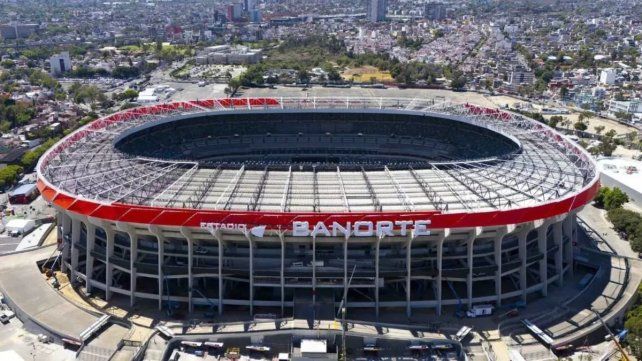 Tragedia en la reapertura del estadio Azteca: murió un hincha tras caer desde un segundo piso