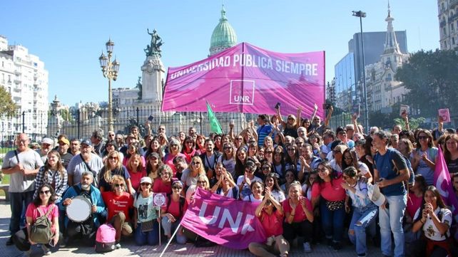 Multitudinaria marcha universitaria en Plaza de Mayo: No estamos dispuestos a resignar nuestro futuro