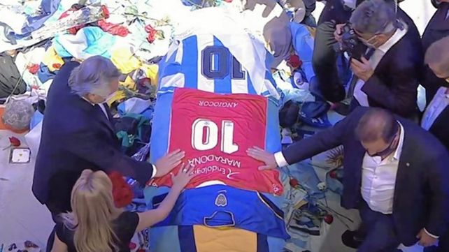 Alberto Fernández despidió a Diego Maradona y colocó en el féretro la camiseta de Argentinos Juniors