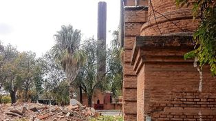 Toma Vieja. Edificios de una arquitectura clásica muy al borde de las barrancas y con riesgos de derrumbe.