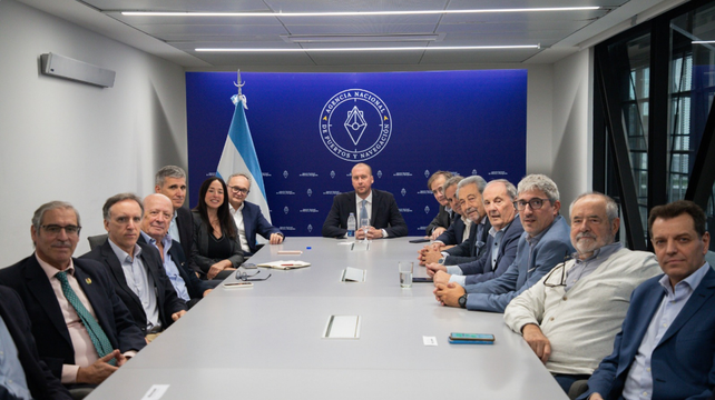 Reunión con los usuarios de la hidrovía en la Agencia de Puertos y Navegación