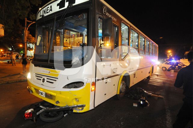 Fatal accidente entre un colectivo y una moto se cobró la vida de un joven