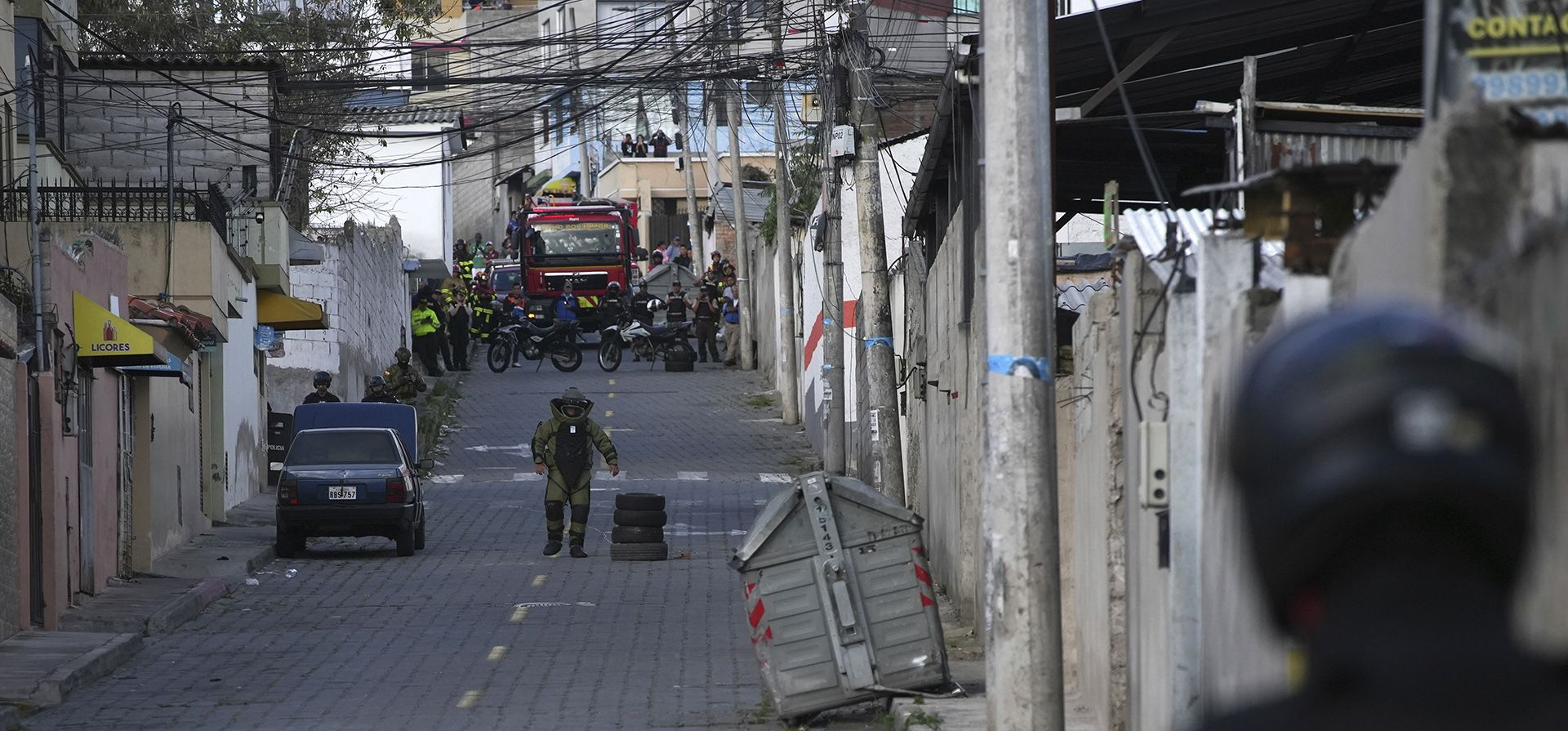 La policía realiza una explosión controlada de un vehículo sospechoso, estacionado a una cuadra de la prisión El Inca, en Quito, Ecuador, el jueves11 de enero de 2024. (Foto AP/Carlos Noriega) La policía realiza una explosión controlada de un vehículo sospechoso, estacionado a una cuadra de la prisión El Inca, en Quito, Ecuador, el jueves11 de enero de 2024. (Foto AP/Carlos Noriega)