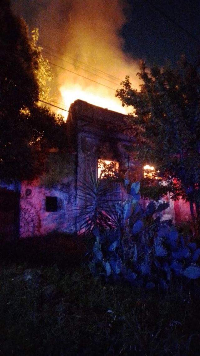 Daños totales en el pavoroso incendio ocurrido este lunes a la madrugada en barrio Nuevo Alberdi