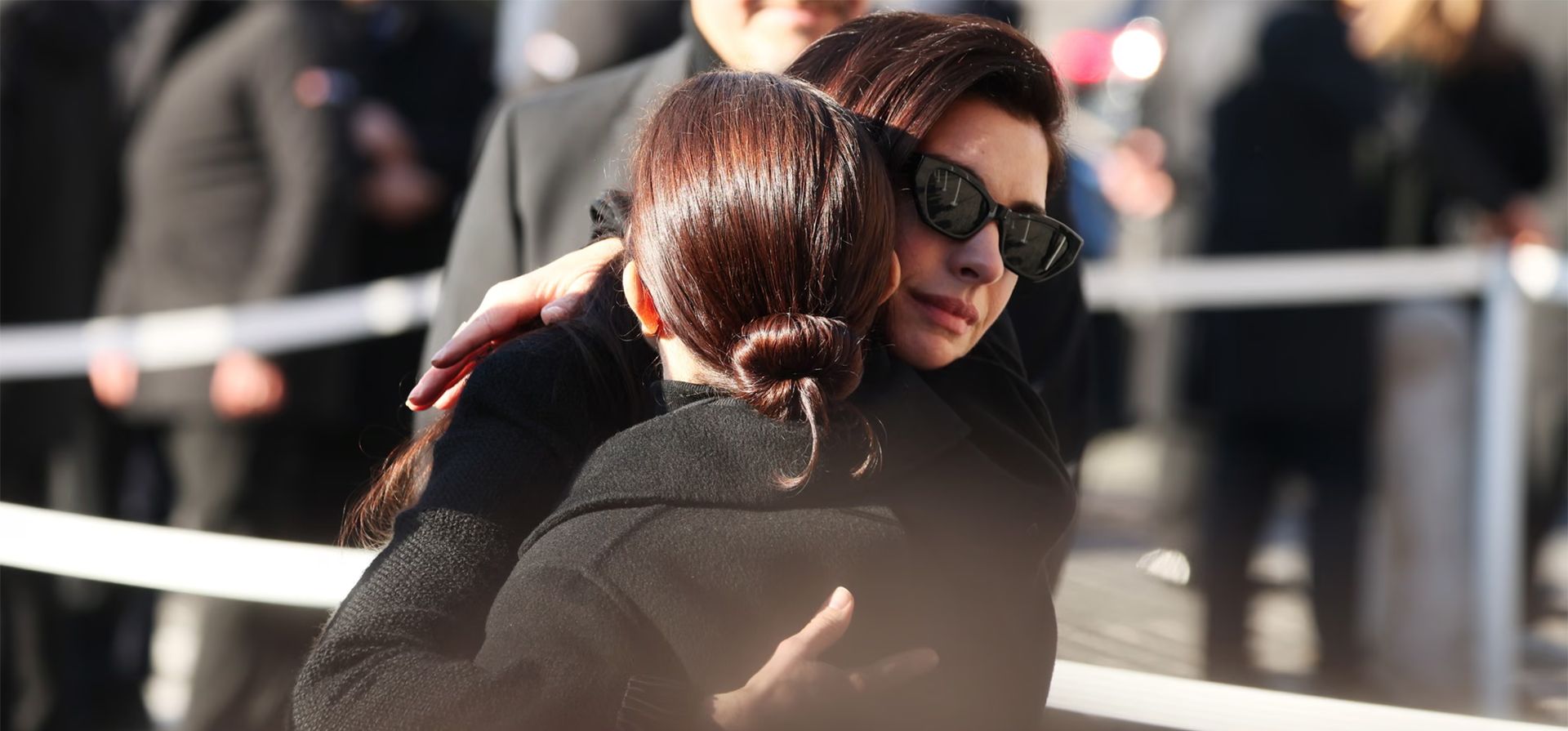 Anne Hathaway llega a la Basílica de Santa María de los Ángeles y de los Mártires para el funeral del diseñador de moda italiano Valentino Garavani, Roma, Italia. Fotografía: Deepixel/Getty Images Anne Hathaway llega a la Basílica de Santa María de los Ángeles y de los Mártires para el funeral del diseñador de moda italiano Valentino Garavani, Roma, Italia. Fotografía: Deepixel/Getty Images