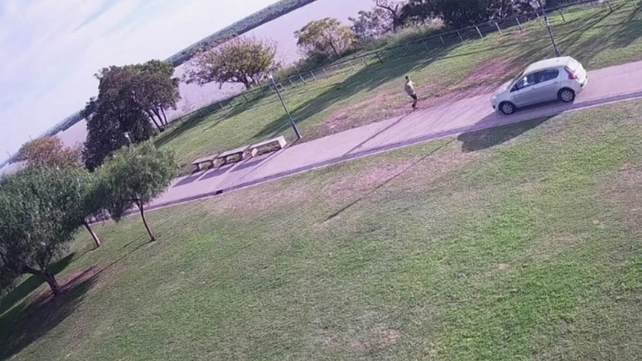 El auto circuló por la acera del parque de las Colectividades por aproximadamente 400 metros.