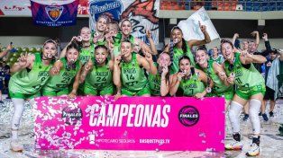 Maribel Barzola (con la 14) aportó dos rebotes y una asistencia en la final.
