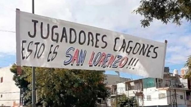 Los hinchas de San Lorenzo manifestaron su enojo con Tinelli y los jugadores en la previa del Clásico ante Huracán. 