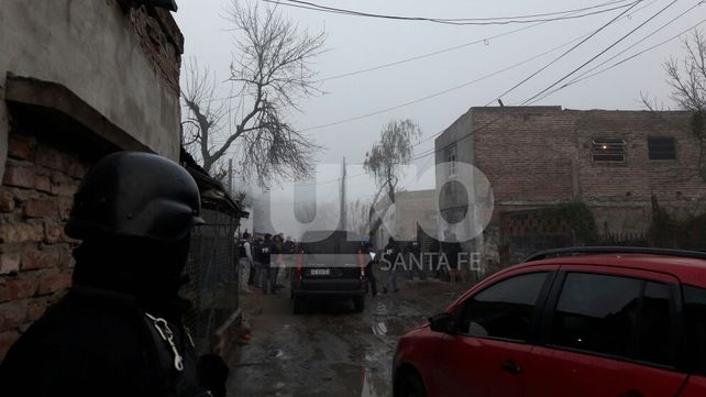 B° San Lorenzo: siete allanamientos, cuatro detenidos y un arma de guerra secuestrada