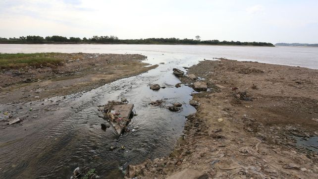 Paraná: Arroyos con bajos caudales exponen la basura en sus lechos