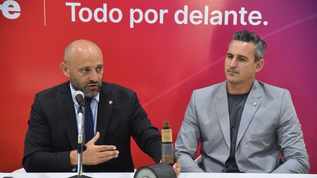 El ministro de Desarrollo Productivo Gustavo Puccini&nbsp; y el senador provincial Ciro Seisas.&nbsp;