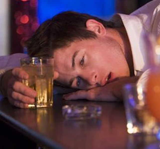 El alcohol apura la llegada del sueño