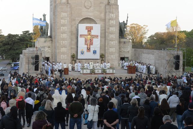 Los fieles se reunieron en el Monumento para honrar a la Virgen del Rosario.
