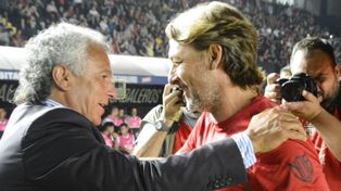 Buena onda. Pipo Gorosito y Gabriel Heinze antes del inicio del encuentro en el Brigadier López.