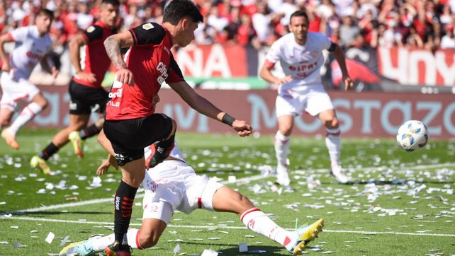El disparo de Aguirre busca la red pero Moyano desviará en una de las claras de Newells en el primer tiempo.