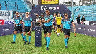 Pararon al árbitro del escándalo en el penal del triunfo de Riestra ante Comunicaciones