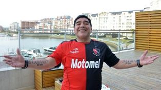 Venga ese abrazo. Diego con la camiseta rojinegra como muchas veces se mostró.