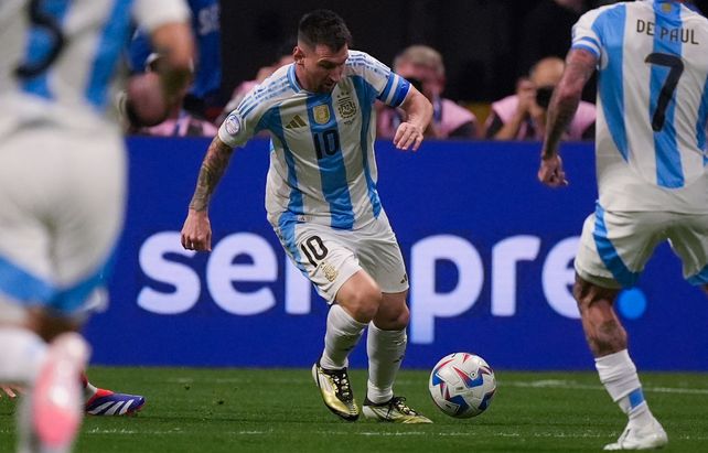 Lionel Messi traslada aunque con algo de dificultad. Leo fue uno de los que se quejó por el estado del piso.