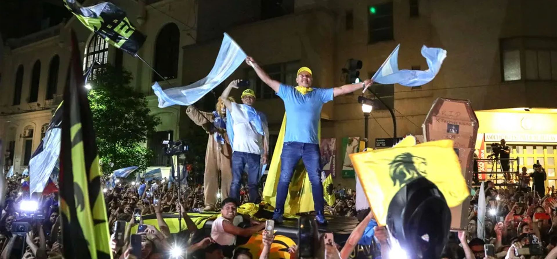 Simpatizantes de Javier Milei celebran su victoria en la segunda vuelta de las elecciones presidenciales frente a la sede del partido. El libertario de extrema derecha dio una gran sorpresa el domingo, asegurando más del 55% de los votos frente al 44% de su rival, el ministro Sergio Massa. Buenos Aires, Argentina. Fotografía: Emiliano Lasalvia/AFP/Getty Images Simpatizantes de Javier Milei celebran su victoria en la segunda vuelta de las elecciones presidenciales frente a la sede del partido. El libertario de extrema derecha dio una gran sorpresa el domingo, asegurando más del 55% de los votos frente al 44% de su rival, el ministro Sergio Massa. Buenos Aires, Argentina. Fotografía: Emiliano Lasalvia/AFP/Getty Images