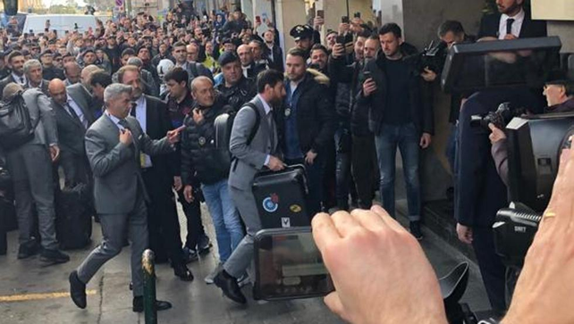 Messi llegó a Nápoles y fue recibido por una multitud