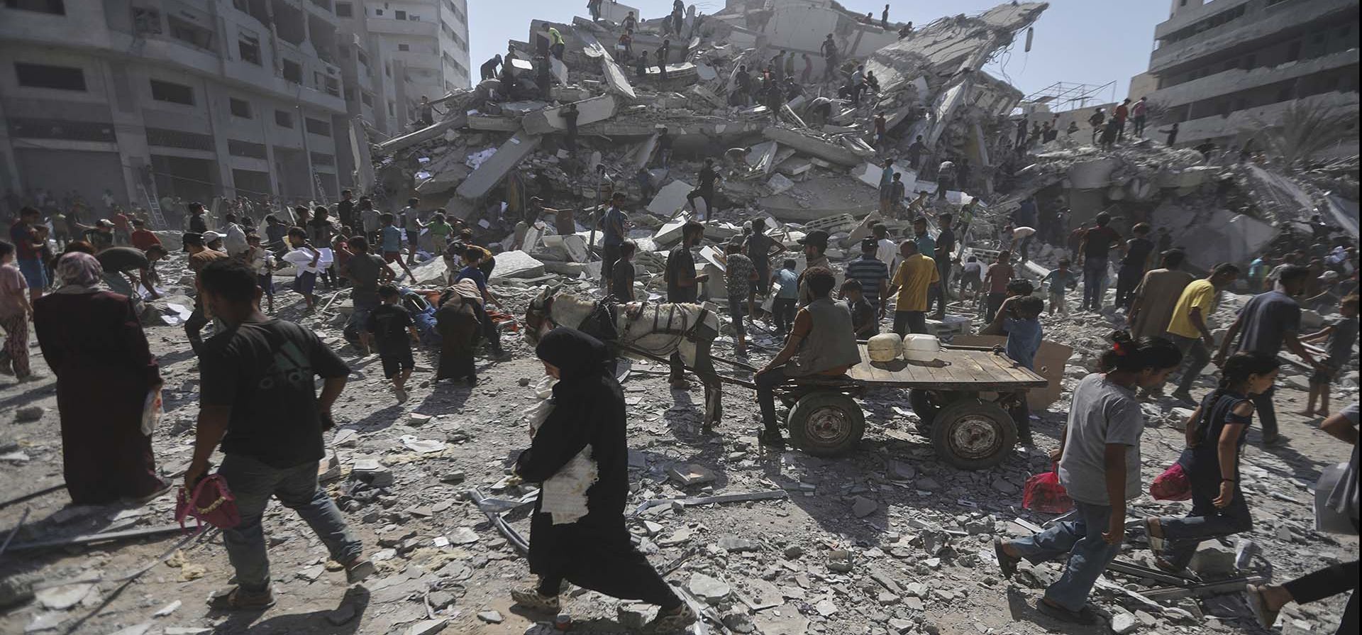 Palestinos examinan los escombros de un edificio destruido en un ataque israelí en la ciudad de Gaza el lunes 15 de septiembre de 2025. (Foto AP/Yousef Al Zanoun) Palestinos examinan los escombros de un edificio destruido en un ataque israelí en la ciudad de Gaza el lunes 15 de septiembre de 2025. (Foto AP/Yousef Al Zanoun)